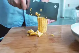 玉米鲜菇汤：脆嫩的玉米粒、鲜美的海鲜菇