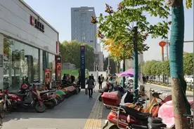 西安地铁站3号线，是旅游的交通工具，粉红色的车厢很温馨视频封面