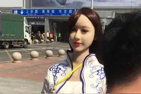 深圳华强北参展机器人，可以说话，充电的硅胶机器人，做工还行视频封面