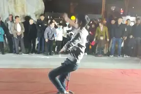 独轮车表演图片