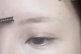 美妆老师教你一分钟画出完美精致眼妆，干净利落超有神视频封面