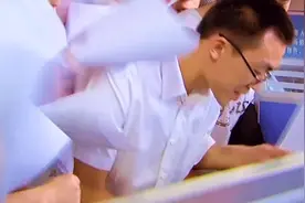 相爱十年：刚毕业小伙来到深圳打工，现实太残酷！视频封面