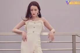 迪丽热巴性感抹胸裙写真视频欣赏视频封面