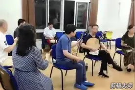 这个女京胡师水平很高超，时刻能把这个演唱者的唱腔托得严丝合缝视频封面