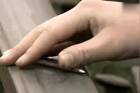 我的家：钉子放到铁轨上，火车经过把它压成飞刀，穷孩子发现商机视频封面