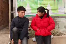 丈夫总穿妻子高跟鞋，妻子藏起来偷看，瞬间泪目了视频封面