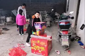 广西农村花800元买烟花爆竹，10多个种类，看都有什么？视频封面