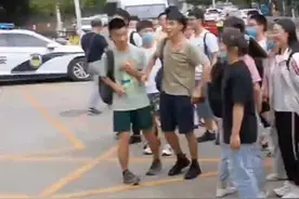 感谢你们的护送！考生考完后向司机警察鞠躬致谢图片