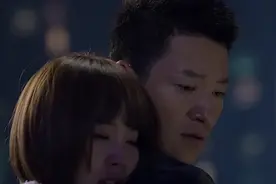 美女喝醉酒后，抱着帅哥怀念死去的老公，帅哥心情也是很复杂视频封面