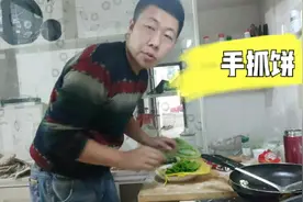 鸡蛋便宜了，改善伙食，小丰用平底锅做的手抓饼，成本不到2块钱