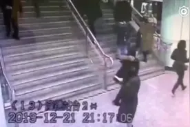 妈妈辅导作业崩溃把女儿扔地铁站：前说后忘太气人了，不要了视频封面