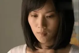 小女孩兜里藏了一块糖，怎料被妈妈发现了！视频封面