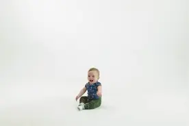 什么时候能让自己感觉到被爱着？看0-100岁的人是如何回答的视频封面