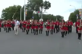 阅兵：哈萨克斯坦乐队街头奏乐，女子团很强大__div_视频封面