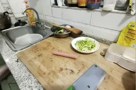 三分钟做好的蒜薹炒火腿肠，简单好吃，懒人必备视频封面