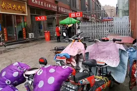 正定小商品营业第二天就下雨了，看看雨后的小商品人流量怎么样？视频封面