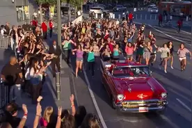 刚刚爆红时的歌曲《baby》，万人追车现场！