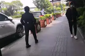 农村老太太来城里女儿家，为什么又天天吵着要回家？请网友来支招视频封面