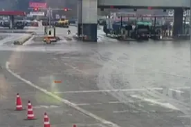 男子骑摩托车闯高速路三次拦截才停下 现场与民警展开“辩论”视频封面