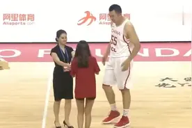 中国男篮114：97美国明星队！赛后韩德君获最佳，奖品手表！视频封面