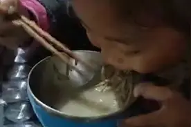 闺女去邻居家蹭饭，邻居发来这视频，真的没脸了视频封面