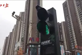 怕不怕，闯一次红灯，它当场抓拍4张“证据”照！视频封面