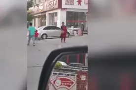 高手在民间！围裙阿姨大街上花式运球，胯下运球轻松自如图片