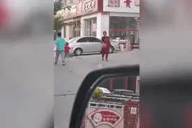 高手在民间！围裙阿姨大街上花式运球，胯下运球轻松自如图片