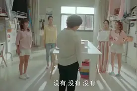宿舍阿姨查寝竟看到，美女把袜子塞在锅里，尴尬视频封面