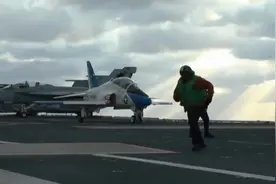 美军T45教练机在福特级航空母舰上电磁弹射起飞视频封面