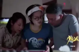 女儿太紧张不敢看分，父母一看高兴坏了考上二本了，优秀啊视频封面