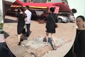 媳妇和丈母娘去喝喜酒，打扮的像对姐妹花，酒宴太丰盛拿起直接吃视频封面