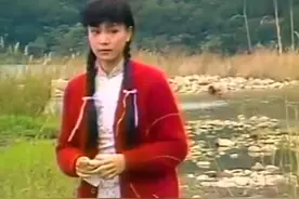 几度夕阳红：李梦竹每天在夕阳下等何慕天，他却只敢偷偷的注视她视频封面