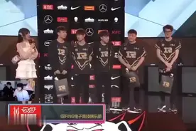 姿态的“姐姐”在RNG赛后上台握手Uzi在旁边都笑疯了！视频封面