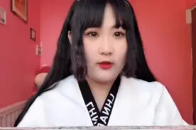 胖妹吃臭豆腐，哥哥：这么臭你还能下得去嘴，两人吃的老香了！