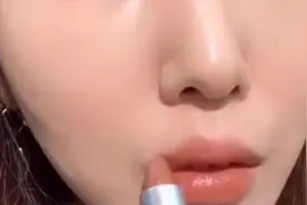 软妹子的口红竟然还可以用来当腮红，真是太赞了，妹子很节俭啊！