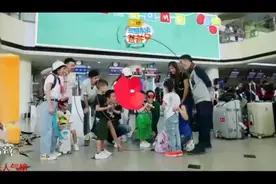 李承铉夸别的小朋友，女儿吃醋了，直接就冲爸爸翻白眼！视频封面
