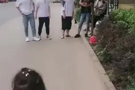 妹妹接四个哥哥回家，被宠上天了，哥哥的反应真让人羡慕视频封面