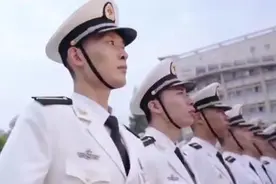 实拍解放军海军部队军校生，清一色的白色军装，多少人的梦想