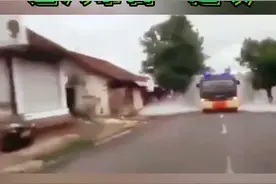 看呆了！巴厘岛消毒车上街硬核消杀：连人带街一起喷视频封面