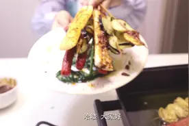 买来的甜面酱不要直接吃，花5分钟熬一下，和小吃摊一个味视频封面