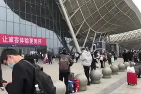 武汉火车站：离汉通道暂时关闭 工作人员劝返离汉旅客视频封面