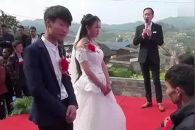 大喜日子，一家人在婚礼台上哭得稀里哗啦！主持大哥太坏了视频封面