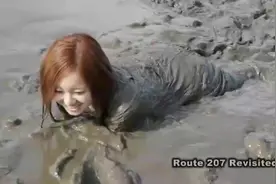 有趣的泥浆挑战，是不是也有一种想要跳下去的冲动！！视频封面
