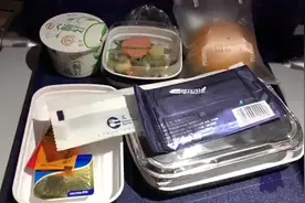 泰国时间01:30抵达曼谷.结果在机场待一晚是爱是责任是海关不放行视频封面
