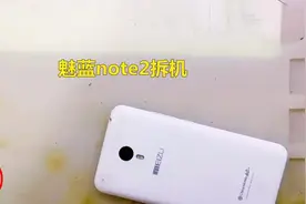 魅族魅蓝note2拆机换屏幕，后壳好难拆下来，屏幕用刀片直接划视频封面