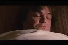 巨人女孩抓住男子，把他关在玩具屋中，把男子当成芭比娃娃耍弄视频封面
