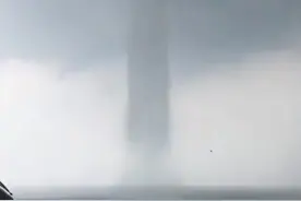 哪吒闹海？！北海惊现“龙吸水” 巨大水柱直冲云霄地面飞沙走石视频封面