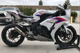 赛道战神本田CBR1000RR全方位展示，改装SC炸街排气声浪太猛了视频封面