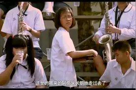 丑女爱上帅哥校草，一个人的单恋，内心的痛苦谁能懂？视频封面